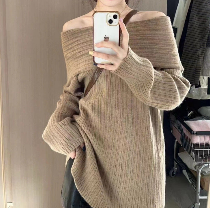 Kvinnelig oversized genser med avslappet off-shoulder design og fin ribbestruktur Skjora