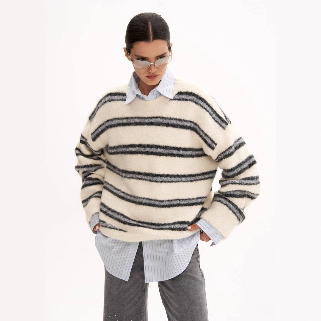 Kvinnes oversized stripete genser laget av mykt materiale Skjora