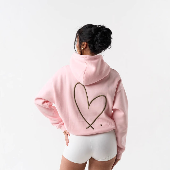 Dame het het sweatshirt med stor hjerte design og behagelige korte shorts Skjora