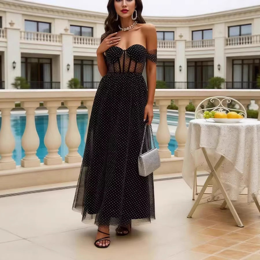 Kvinnens elegante av-shoulder maxi kjole med gjennomsiktige innsatser og prikkete mønster Skjora