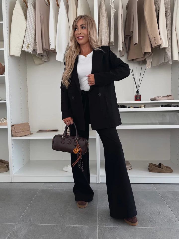 Kvinnes elegant og moderen blazer sett med vide bukser Skjora