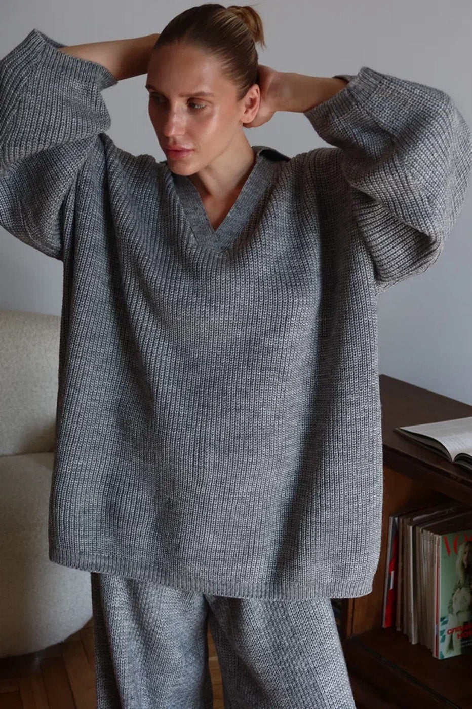Dame koselig strikkegenser med V-hals og oversized passform Skjora