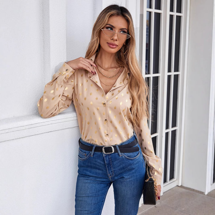Dame elegant bluse med delikat metallisk trykk og glitrende finish Skjora