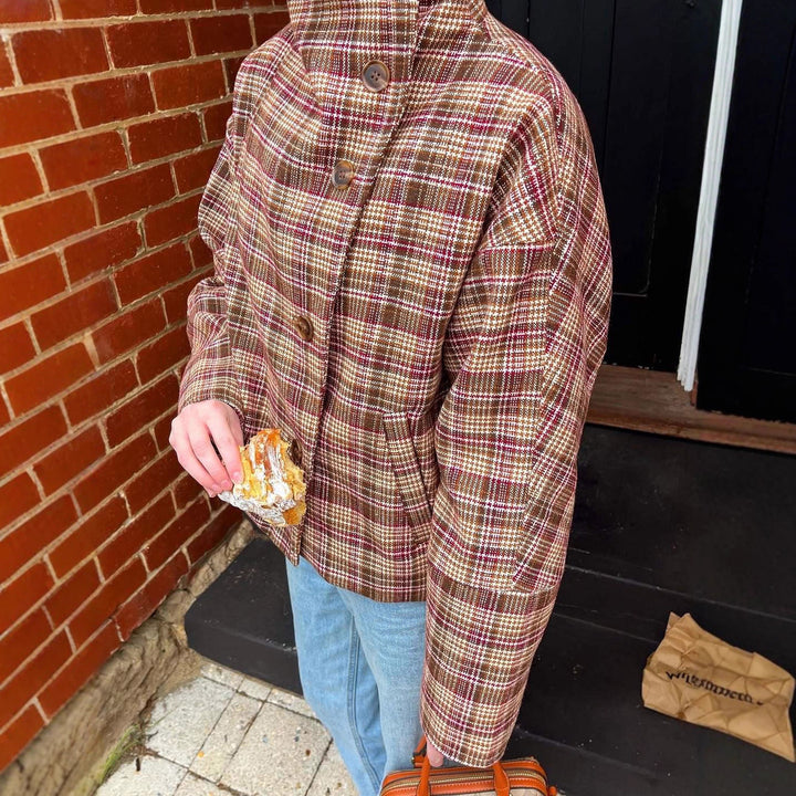 Kvinnes Stilig Rutete Jakke i Trendy Oversized Kutt Skjora