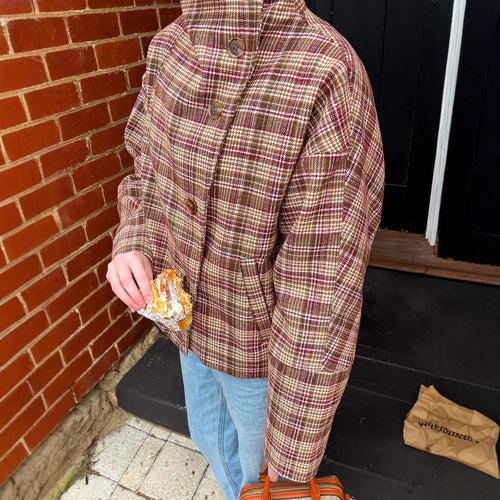 Kvinnes Stilig Rutete Jakke i Trendy Oversized Kutt Skjora