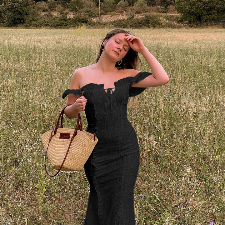 Dame off-shoulder maxikjole med ruffles detaljer og belte silhuett Skjora