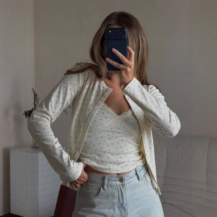 Kvinnes avslappet bluse med blomsterdetaljer Skjora