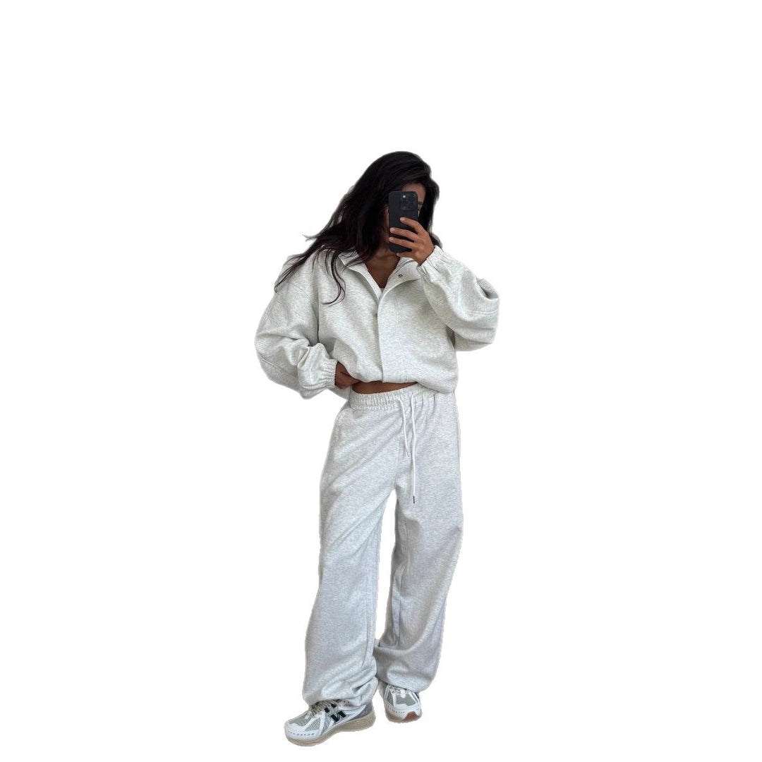 Kvinne casual to-delt sett med kort hoodie og komfortable joggebukser Skjora