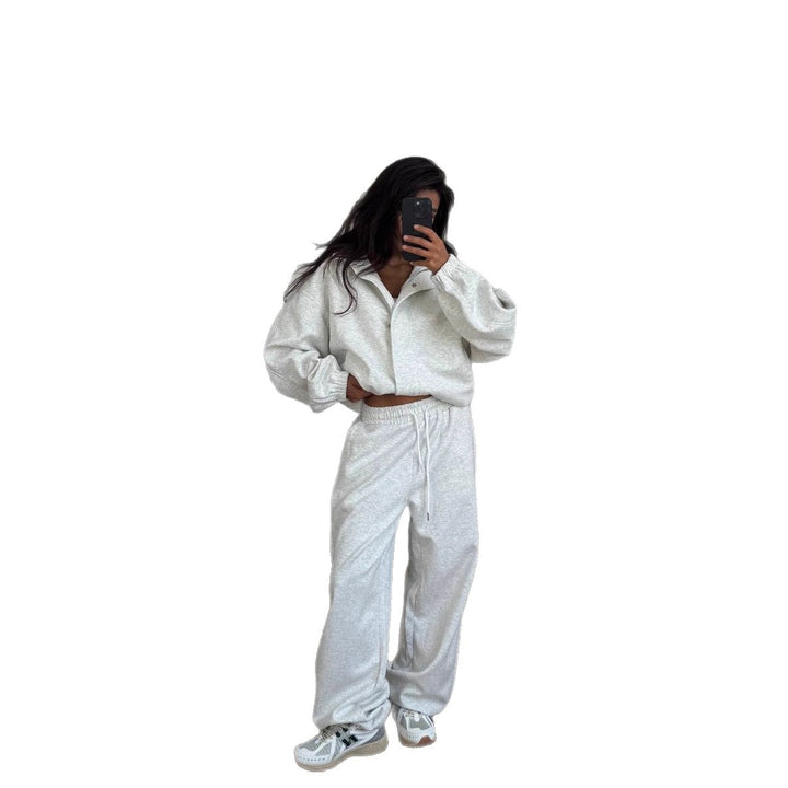Kvinne casual to-delt sett med kort hoodie og komfortable joggebukser Skjora