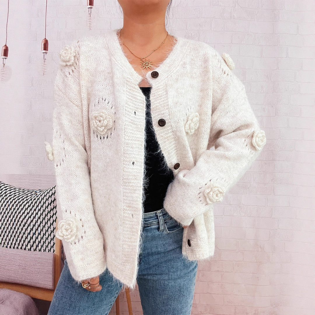 Kvinnenes koselige cardigan med blomsterapplikasjoner og knappelukking Skjora