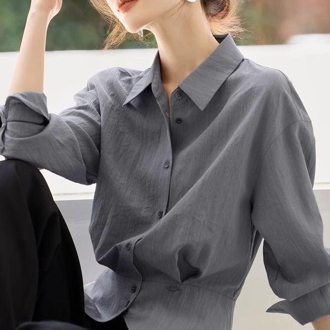 Kvinnes elegant oversized bluse med livbelte Skjora