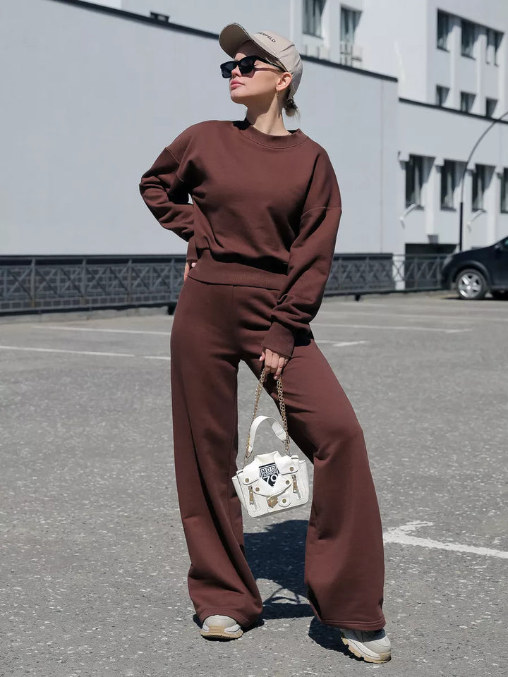 Kvinners sett med oversized hettegenser og vide treningbukser Skjora