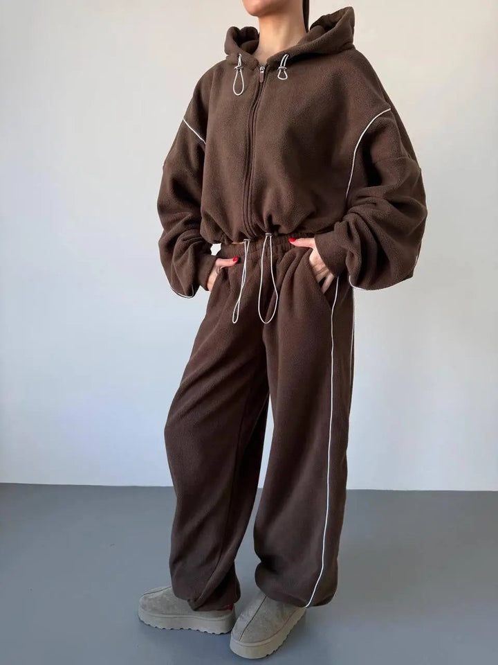 Kvinnenes avslappede hettegensers joggedrakt med løse bukser og side stripe Skjora