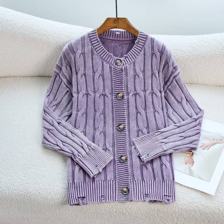 Kvinnens cardigan med elegant kabeldesign og detaljer med treskulpturer Skjora