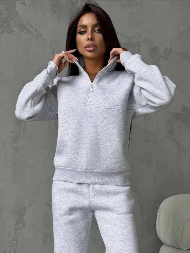 Damer sporty fleece joggedress med høy krage og praktiske glidelåsdetaljer Skjora