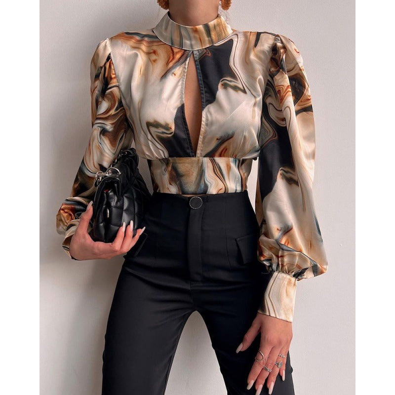 Elegant bluse for damer med en raffinert nøkkelutringning og voluminøse ermer Skjora