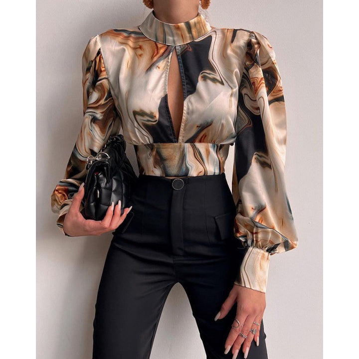 Elegant bluse for damer med en raffinert nøkkelutringning og voluminøse ermer Skjora