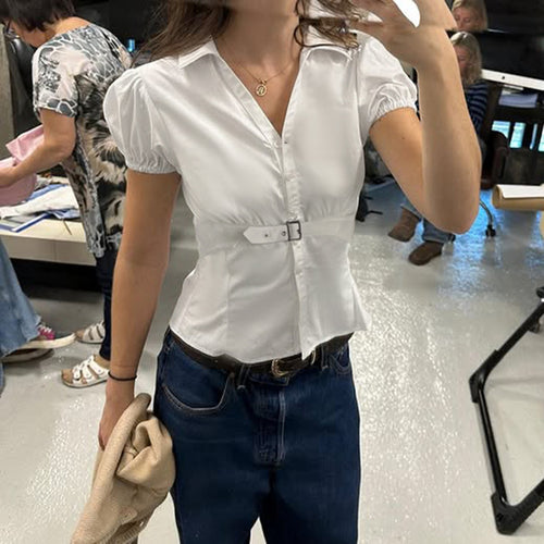 Damebluse med innsvingt snitt og elegant belteakcent Skjora