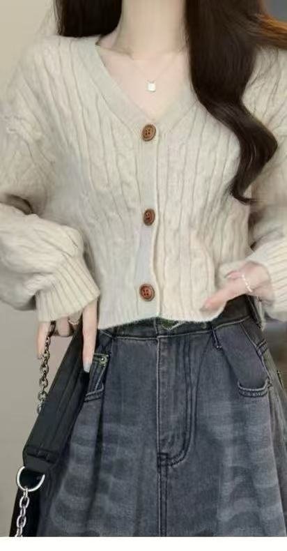 Kvinne chunky strikk cardigan med knappdetaljer og dyp V-hals Skjora
