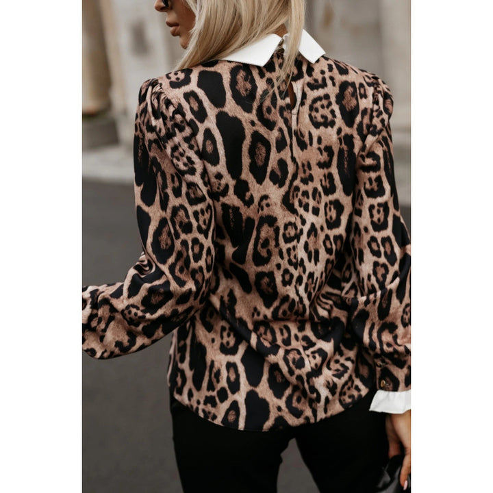 Kvinnebluse med leopardmønster og moteriktig krage Skjora
