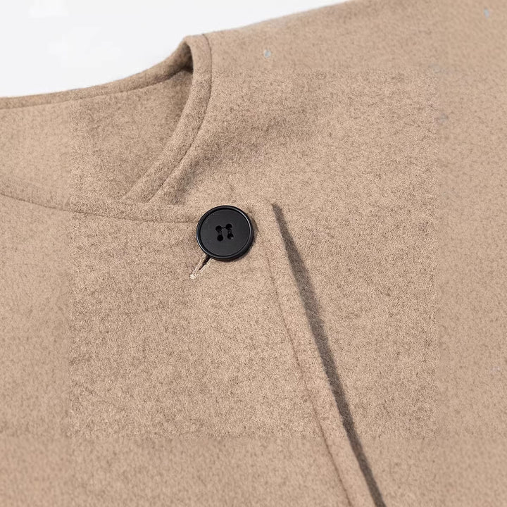 Kvinne Stilig Kort Jakke med Asymmetrisk Snitt og Knappe Design Skjora