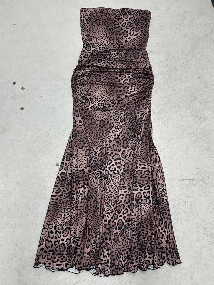 Damer elegant omslagkjole med leopardmønster og voluminøs kant Skjora