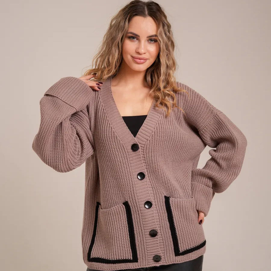 Kvinnens chunky strikket cardigan med praktiske lapp-lommer og elegant knappelukking Skjora