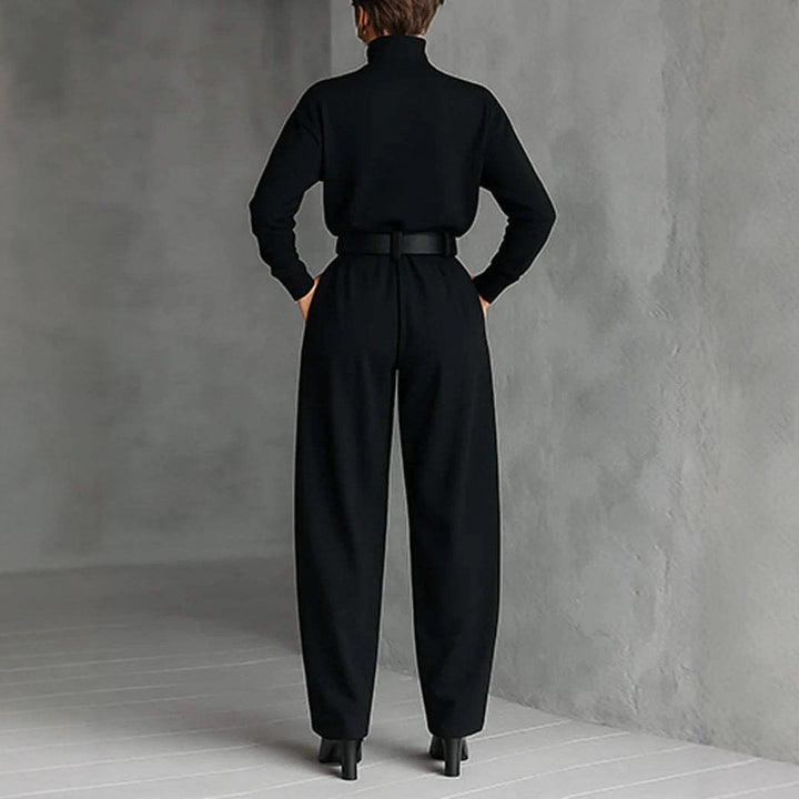 Kvinne bruks jumpsuit med høy krage og midjebelte Skjora