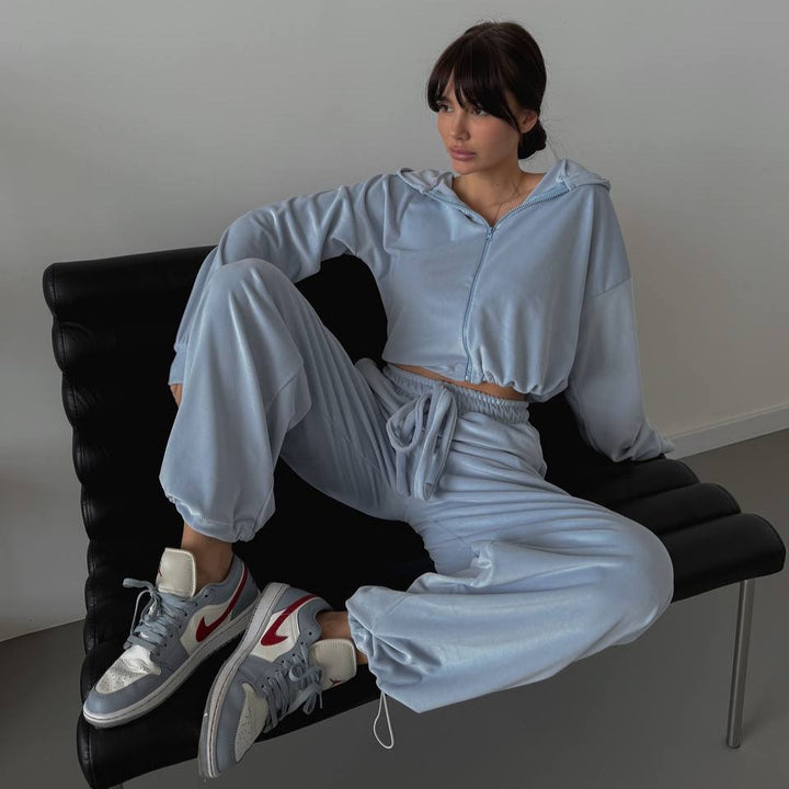 Kvinnelig elegant velour lounge-sett med cropped jakke og vid passform Skjora
