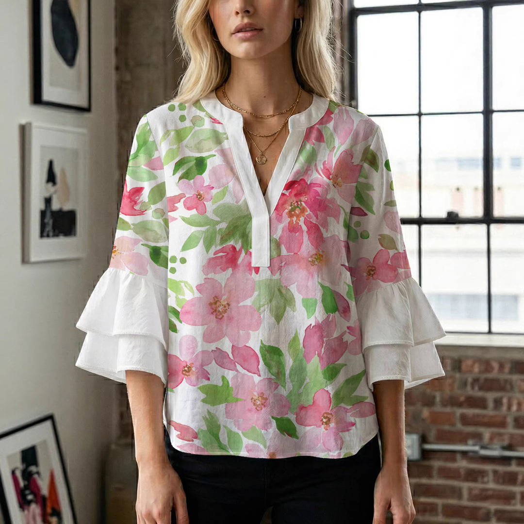 Damebluse med voluminøse volangermer og floral trykk Skjora