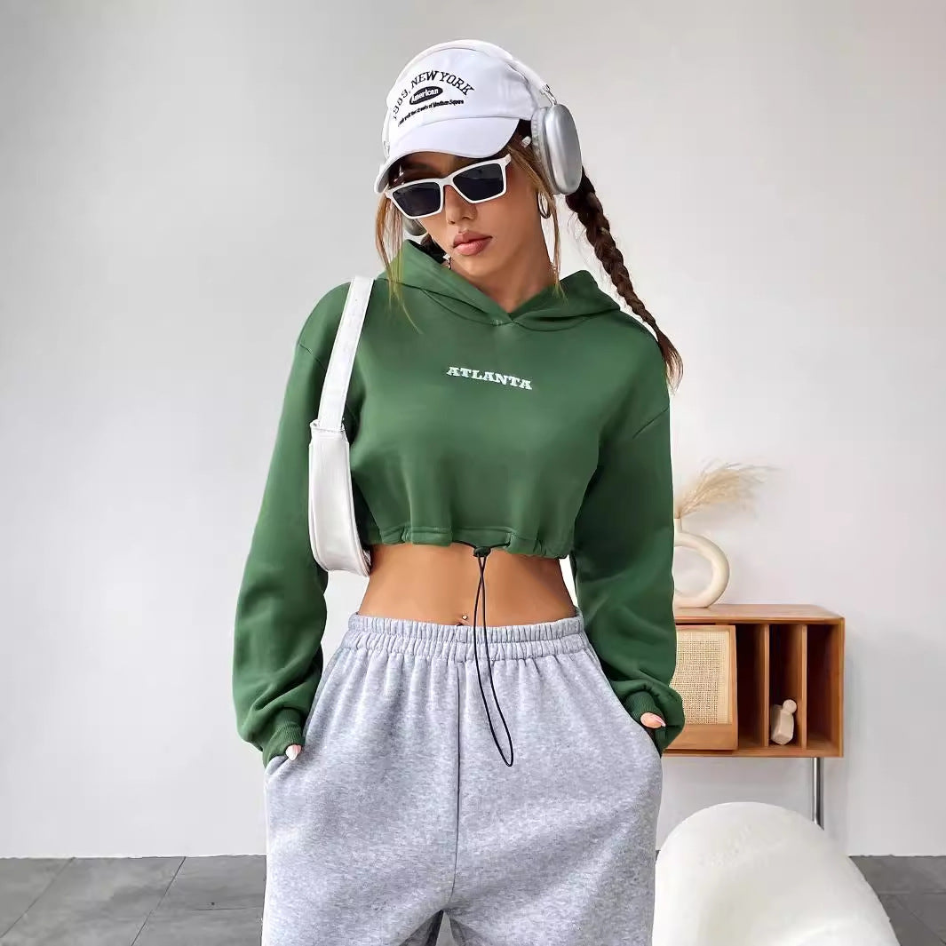Damen cropped hettegenser med brodert tekst og snor Skjora