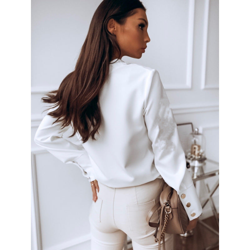 Damebluse med moderne krage og dekorative knapper Skjora