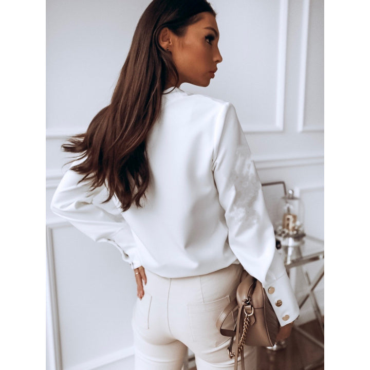 Damebluse med moderne krage og dekorative knapper Skjora