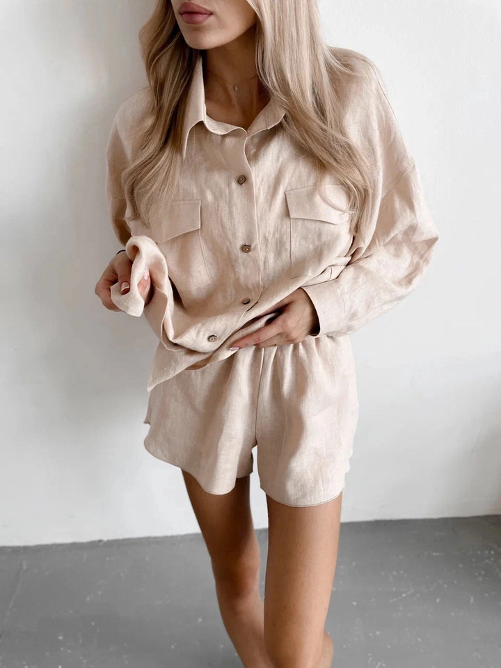Kvinnelig elegant loungewear-sett laget av lett lin med feminin silhuett Skjora