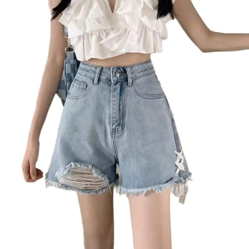 Dame denimshorts med trendy ødelagte detaljer og håndlagde høydepunkter