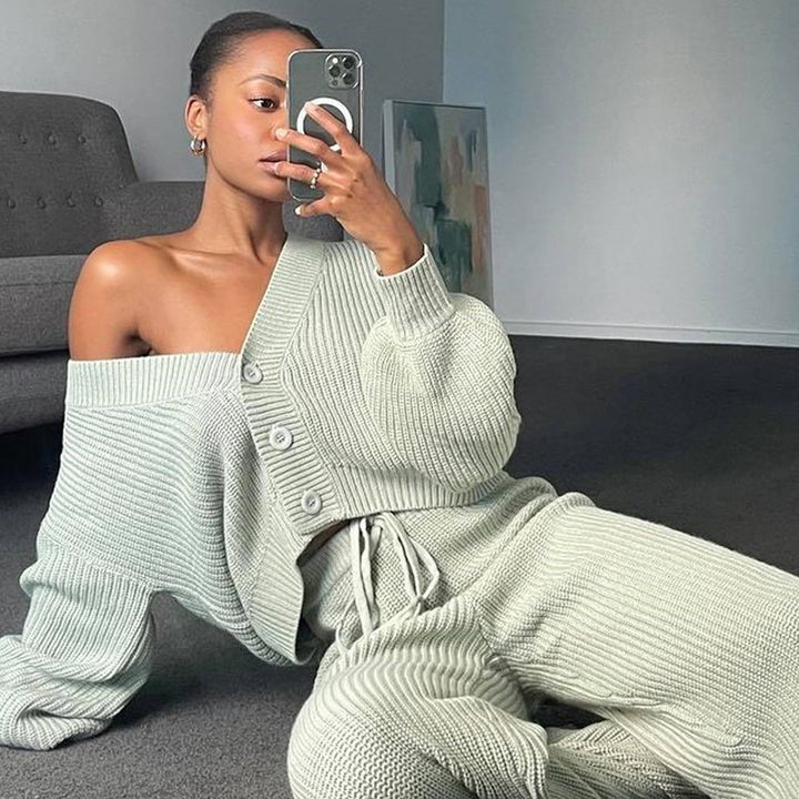 Kvinnens strikkede lounge sett med cropped topp og vide bukser Skjora
