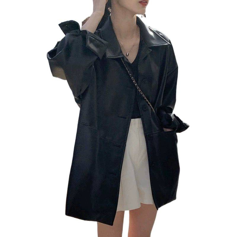 Kvinne moteriktig skinnjakke i oversized stil med klassisk krage og dekorative knapper Skjora