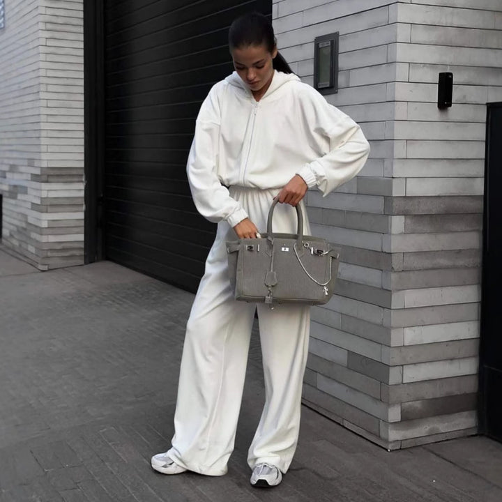 Kvinnenes koselige fleece jumpsuit med hette og praktiske lommer Skjora