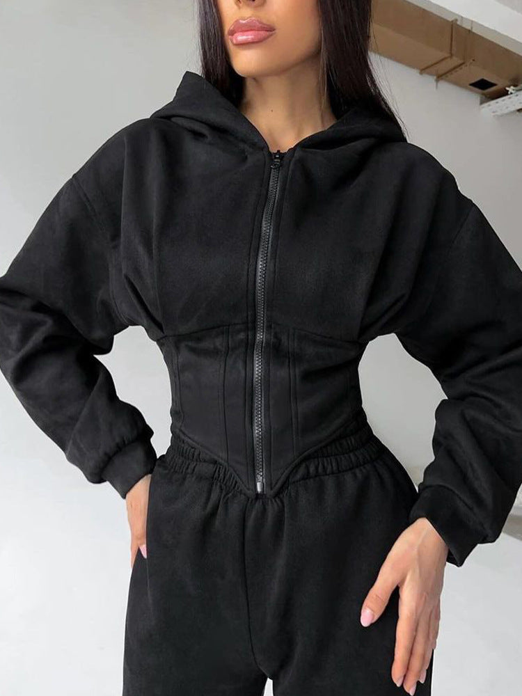 Kvinnens figursydde jumpsuit med skreddersydd design og sporty hette Skjora