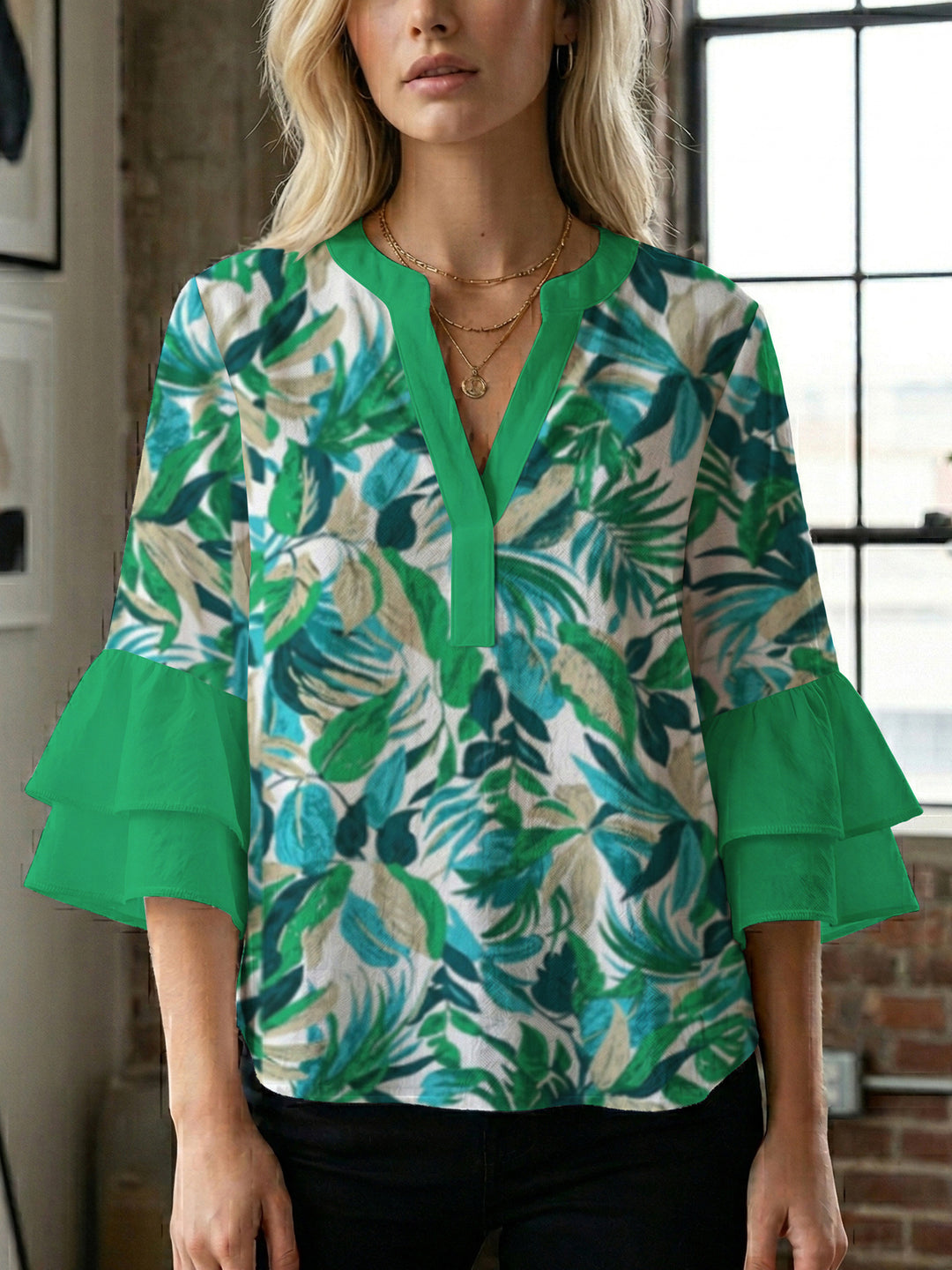 Dame bluse med voluminøse rysjermer og moderne motiv Skjora