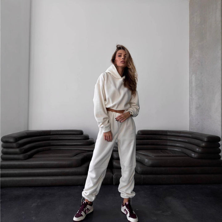 Kvinnelig komfortabel fleece jumpsuit med hette og elastisk midjebånd
