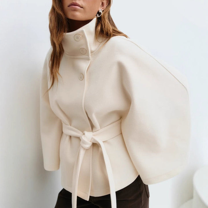 Kvinnes trendy oversized omslagsjakke med høy krage og belte Skjora