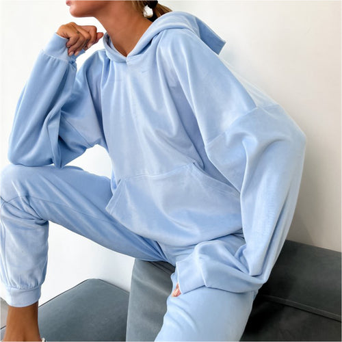 Kvinnelig komfortabel velour treningsdrakt med hette og elastisk midjebånd Skjora