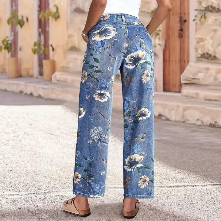 Kvinne vid skjæring jeans med blomstermønster og høy midje