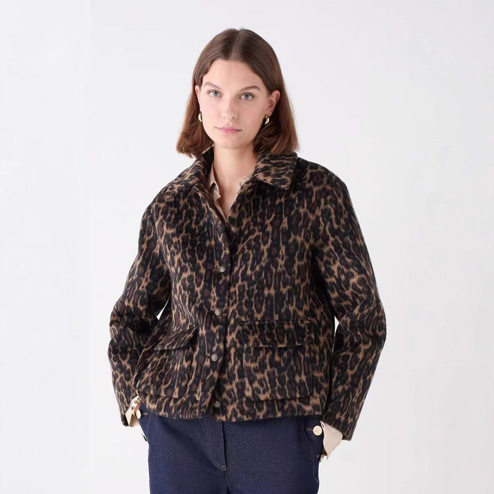 Dames moteriktig kort frakk med leopardmønster Skjora