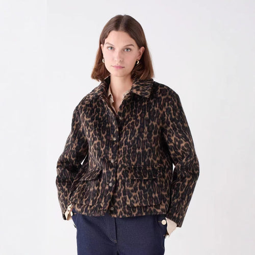 Dames moteriktig kort frakk med leopardmønster Skjora