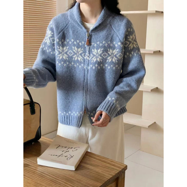 Kvinne cardigan med tradisjonelt norsk mønster og elegante glidelåsdetaljer Skjora
