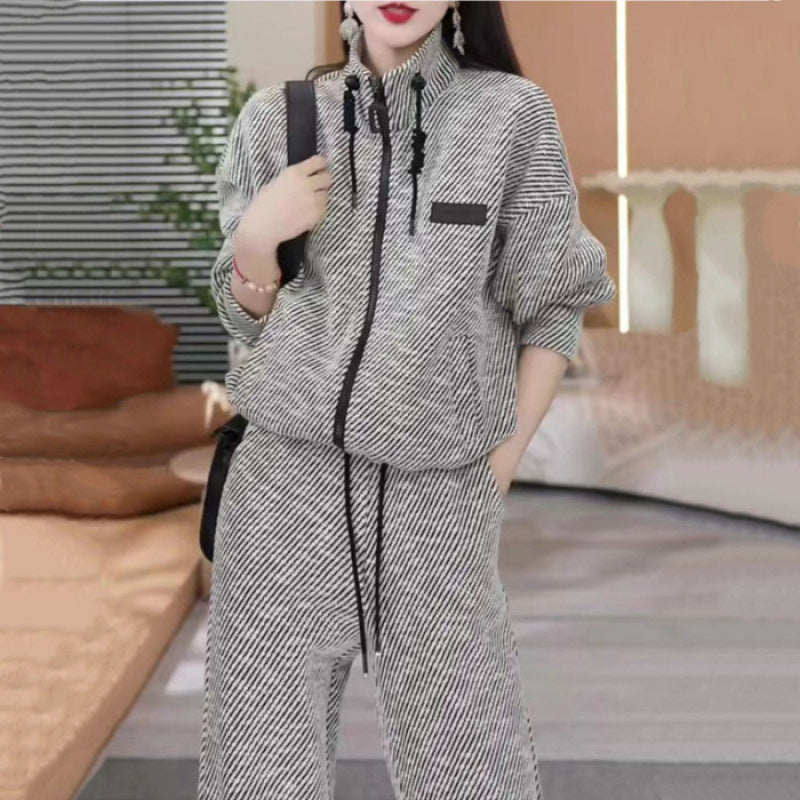 Women's comfy leisure set with practical zip and high collar Skjora