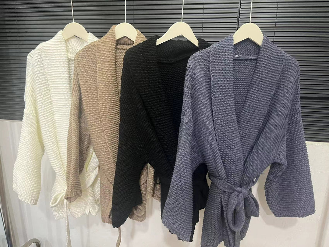 Kvinnens cardigan med bred sjalkrage og praktisk midjebånd Skjora