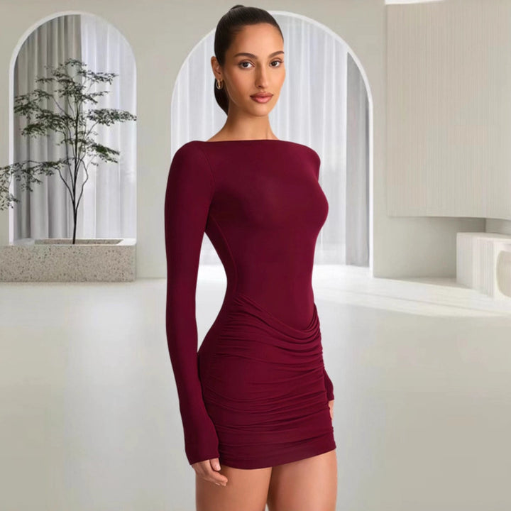 Kvinnens figurvennlige minikjole med avskåren design og elegant draping Skjora